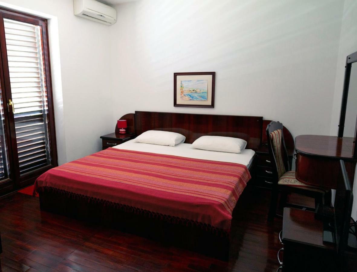 Villa Sara Guesthouse Sveti Stefan Buitenkant foto